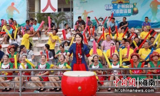 握住张秘书的双乳爽